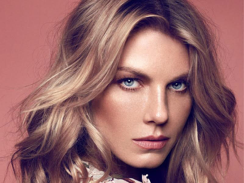 Angela Lindvall Super Mom