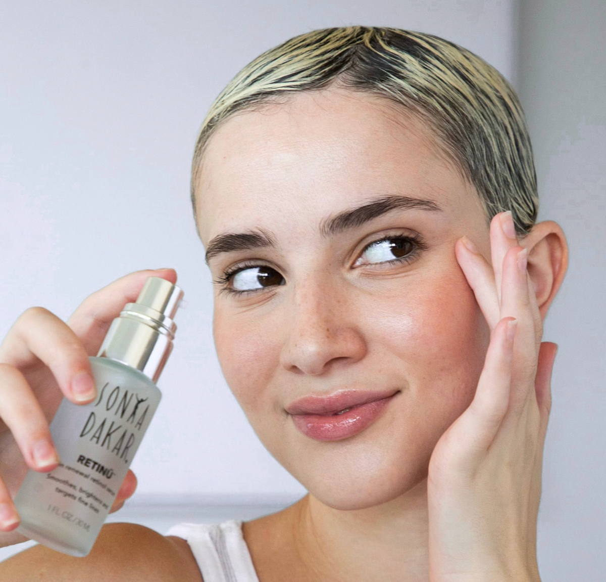 _Retinu_serum_for_face_with_model