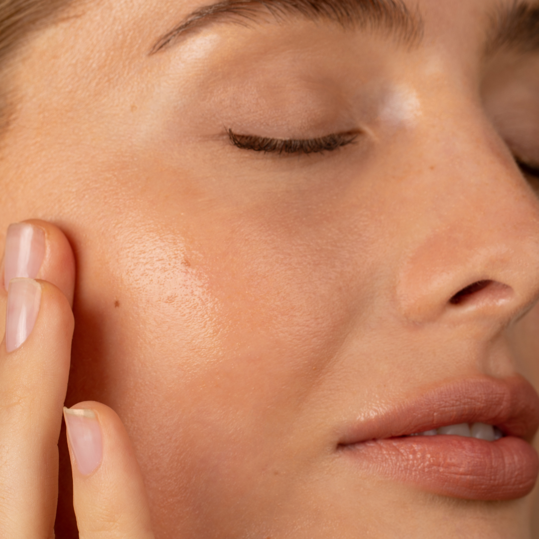 Tinted face oil Golden Hour with bronze shimmer formula – skin finish close-up